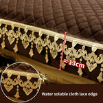 Le détail de la bordure en dentelle or sur le tissu matelassé marron apporte une touche d'élégance et de raffinement à ce produit.