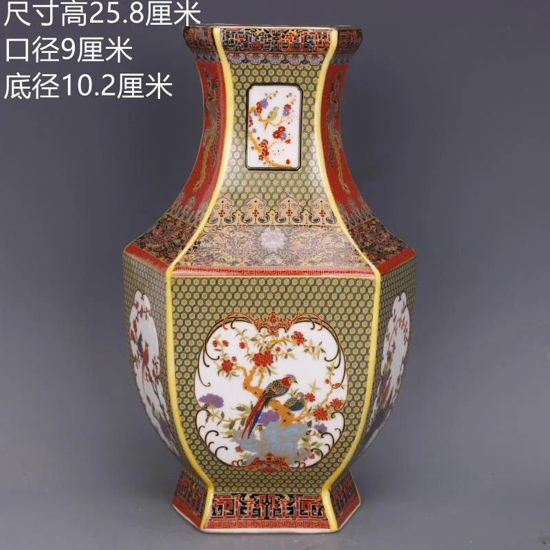 Cette œuvre d'art est un vase décoratif de style oriental, orné de motifs floraux et d'oiseaux colorés sur un fond jaune et rouge. Ses dimensions imposantes et sa conception détaillée en font une pièce d'exception.