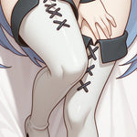 coussin forme allongée personnage anime esdeath blanc details casquette jupe bas chaussures anime double