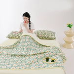couverture d'été légère motif fleurs vert beige deux oreillers lit enfant moderne