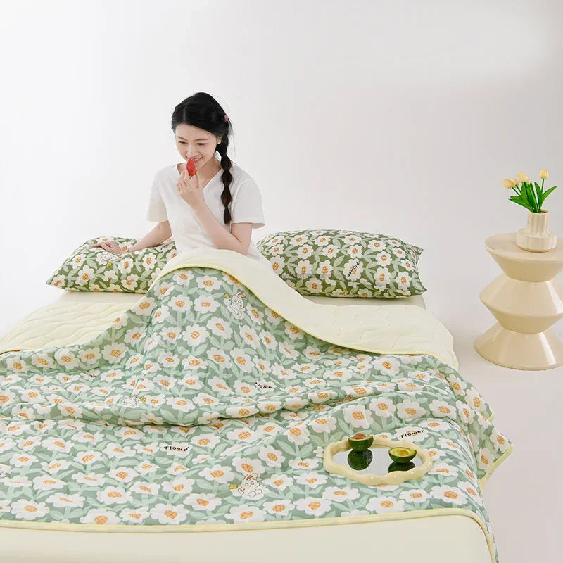 couverture d'été légère motif fleurs vert beige deux oreillers lit enfant moderne