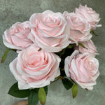 décoration intérieure bouquet roses artificielles modernes élégantes anniversaire mariage festivesOpaque roses bouquet decoration interior
