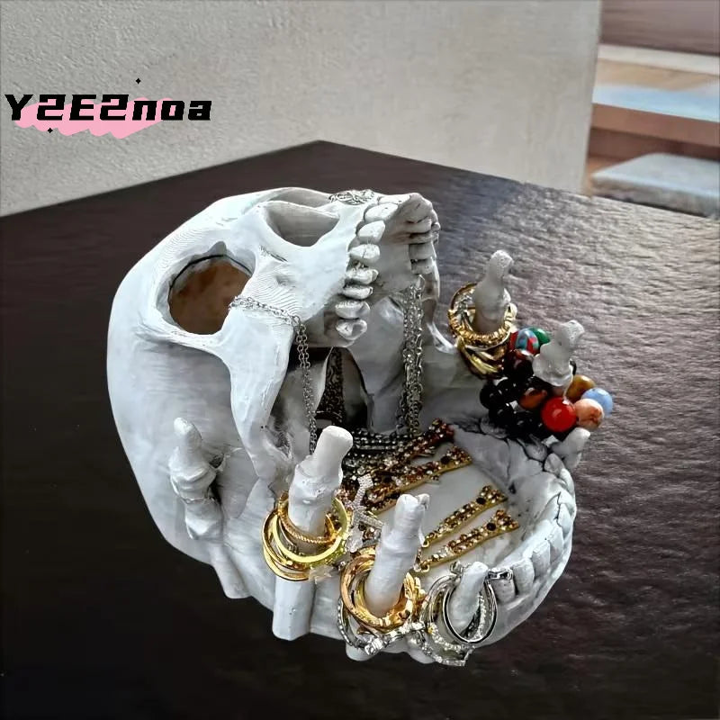 support bijoux crâne blanc texture granuleuse artisanal gothique anneaux bracelets colliers