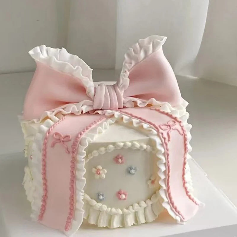 gâteau factice pouces blanc rose fleurs relief rubans décorations florales mariage anniversaire romantique moderne
