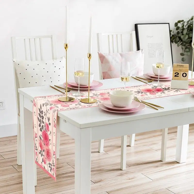 Une table élégante et accueillante, avec de belles décorations, des assiettes et des verres dorés, créant une ambiance chaleureuse et raffinée.