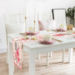 Une table élégante et accueillante, avec de belles décorations, des assiettes et des verres dorés, créant une ambiance chaleureuse et raffinée.