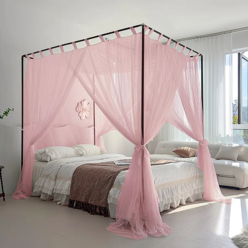 Cette chambre à coucher élégante présente un lit à baldaquin rose pastel entouré de rideaux légers, créant une atmosphère romantique et féminine.