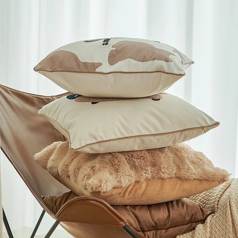 Des coussins confortables et doux disposés sur un fauteuil, créant une atmosphère cosy et invitante.