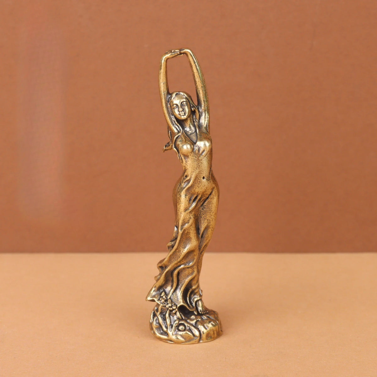 statue décorative femme dorée bronze drapés classique sculptural intérieur 8.5cm haute