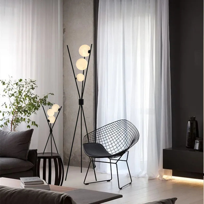 Lampe lune LED éclairée dans un salon moderne