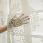 Voilage décoratif floral blanc translucide pour fenêtres, offrant une ambiance élégante et raffinée à votre intérieur, parfait pour ajouter une touche de style à votre décoration tout en préservant la luminosité naturelle. Idéal pour le salon ou la chambre.