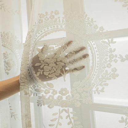 Voilage décoratif floral blanc translucide pour fenêtres, offrant une ambiance élégante et raffinée à votre intérieur, parfait pour ajouter une touche de style à votre décoration tout en préservant la luminosité naturelle. Idéal pour le salon ou la chambre.