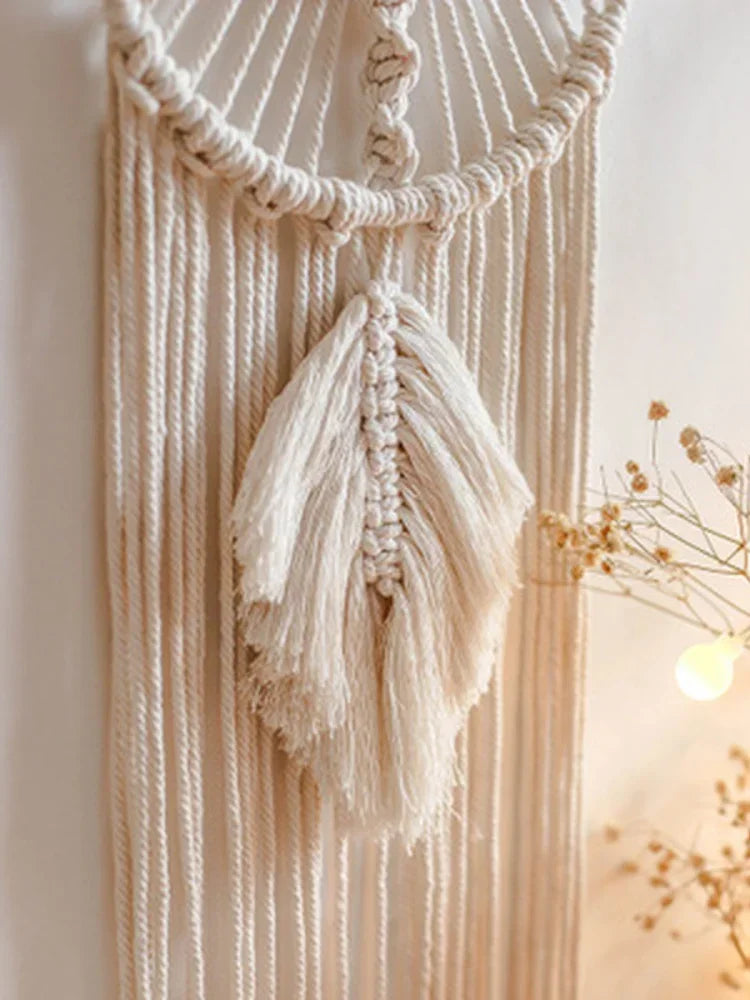 tapisserie murale macramé dreamcatcher blanc plumes franges boho artisanal chambre enfant decoration