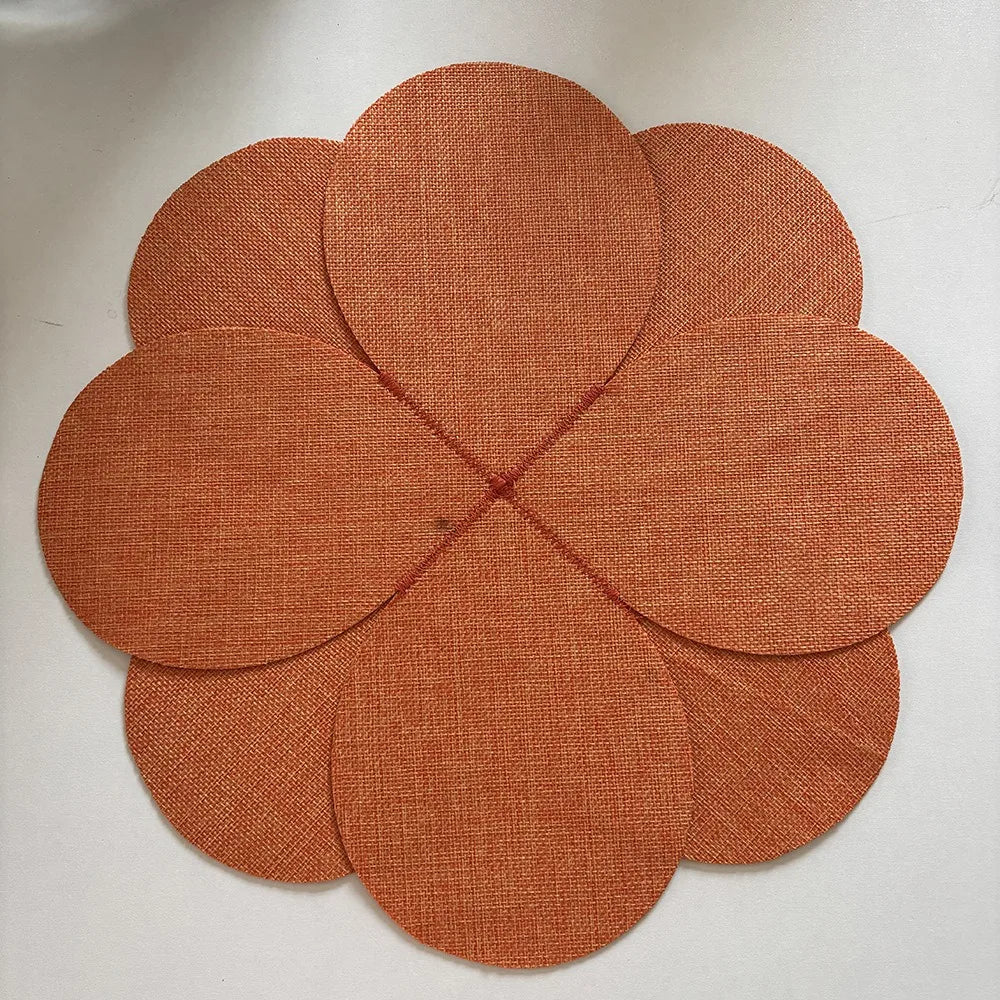serviettes table tissu motif fleur assiettes blanches dorées couverts bol verre d'eau dîner classique
