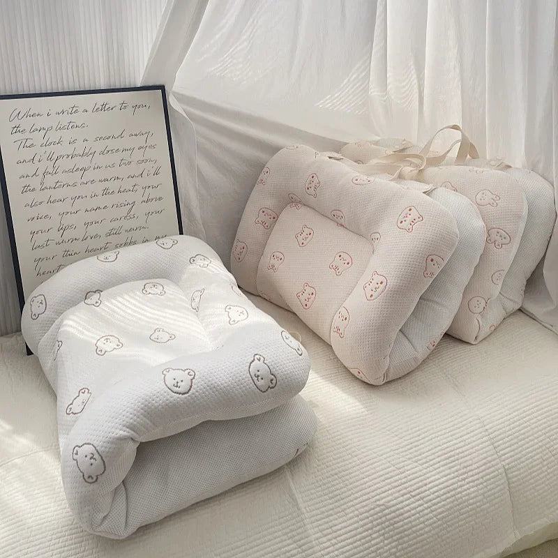 lit bébé coussin ours nuages coton gaufré blanc beige enfantin doux minimaliste