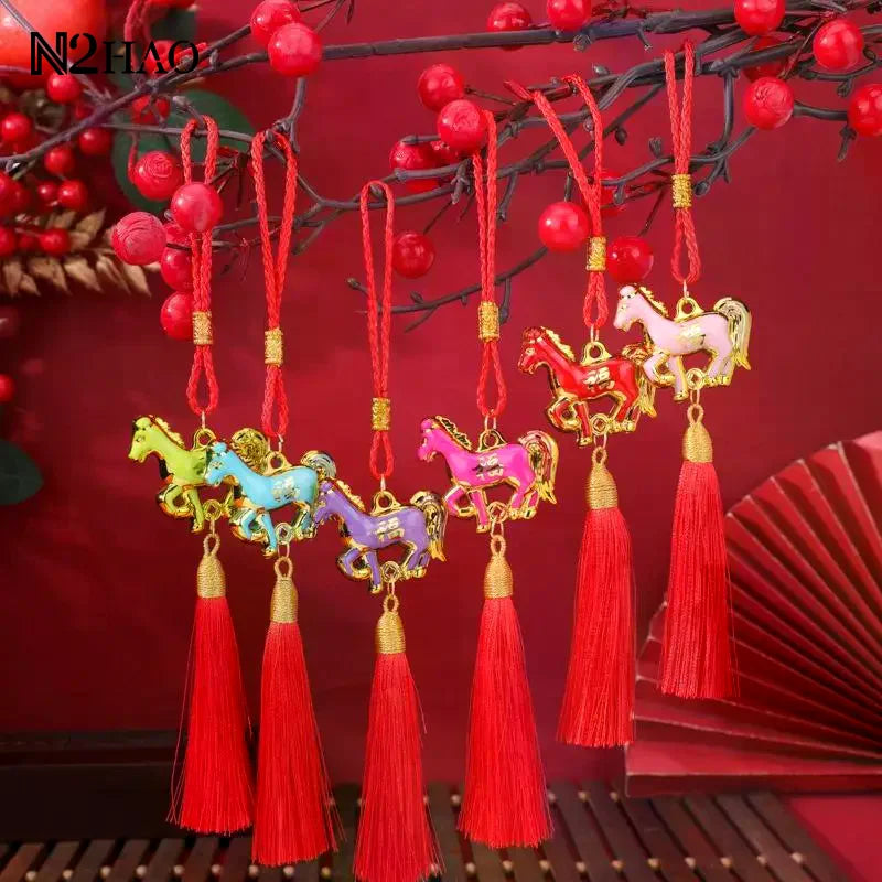 décoration murale pendentif artisanal chevaux franges anneaux métalliques rouge doré bleu violet rose jaune