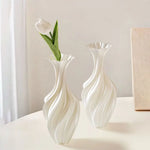 vase decoratif moderne texturé lignes ondulées rouge blanc noir argenté minimaliste table