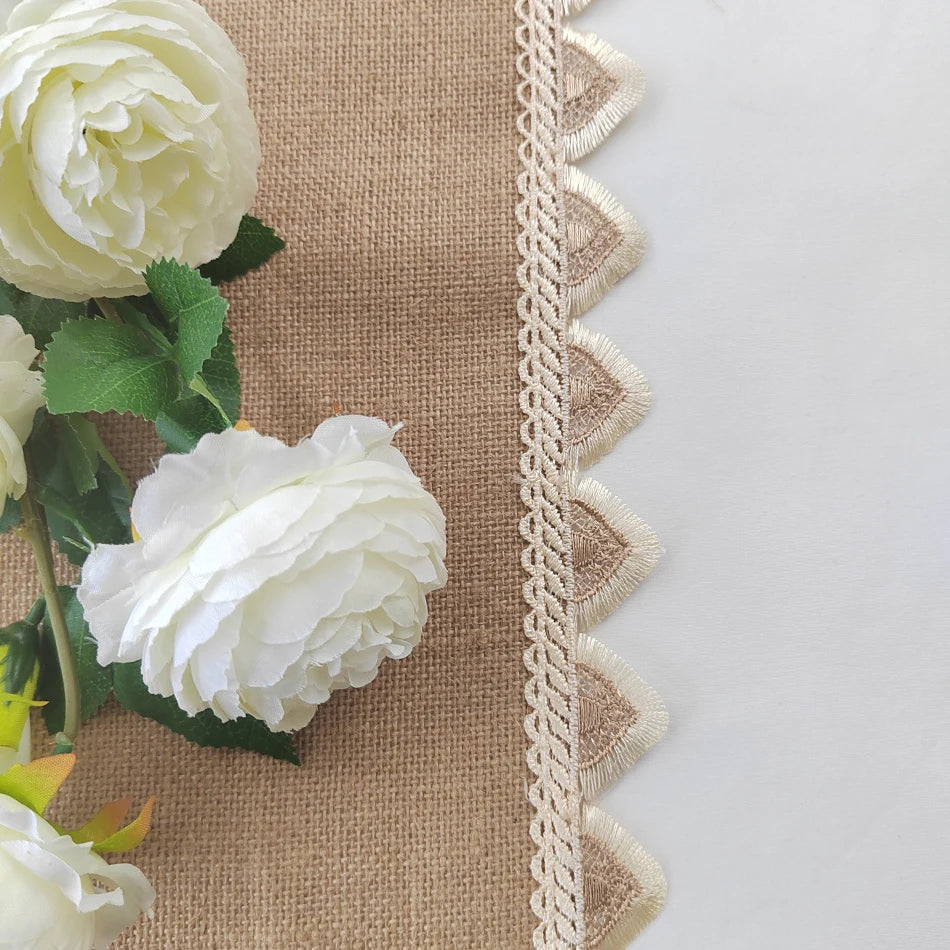 Détail de la dentelle de jute sur la nappe de table