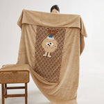 Couverture confortable avec un motif amusant de personnage à l'effigie d'un cupcake.