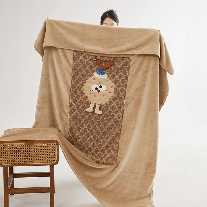 Couverture confortable avec un motif amusant de personnage à l'effigie d'un cupcake.