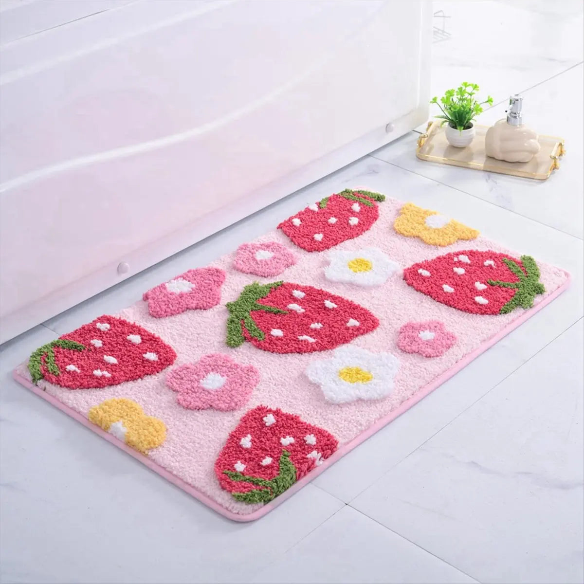 tapis bain rose fraises fleurs texture pelucheuse doux decoratif sous pieds facile entretenir machine