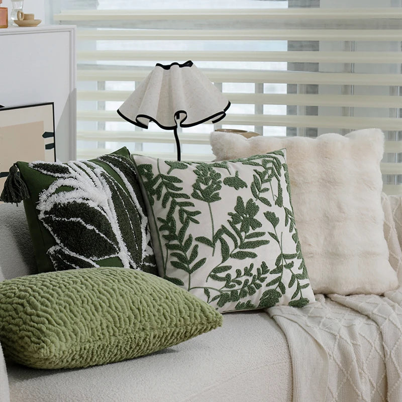 coussin vert brodé fleur motif moderne doublure blanche velours respectueux environnement dimension 45x45cm usage