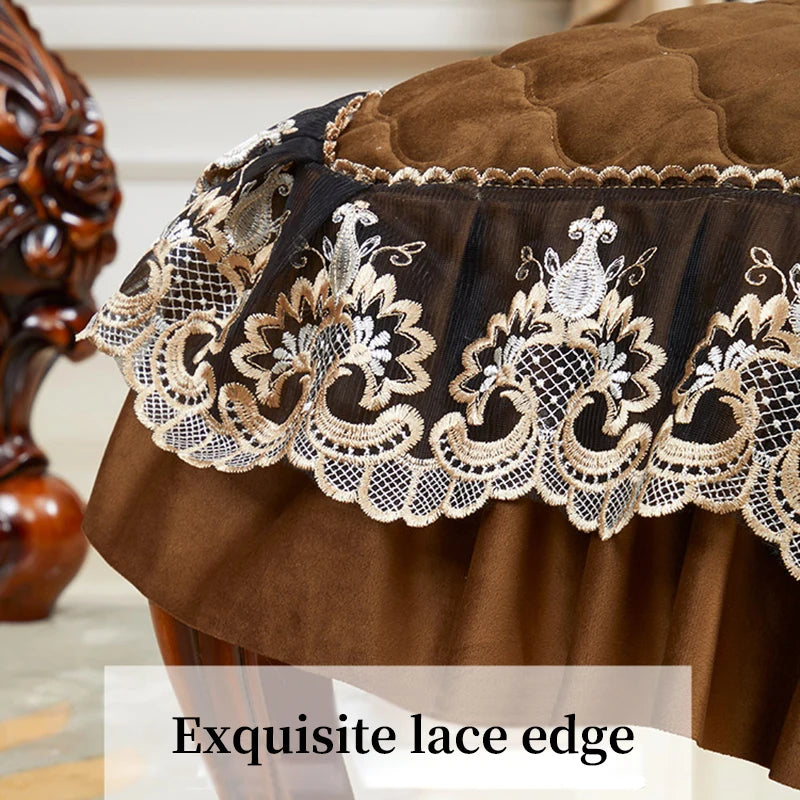 Détail du bord en dentelle exquis orné de motifs floraux élégants.