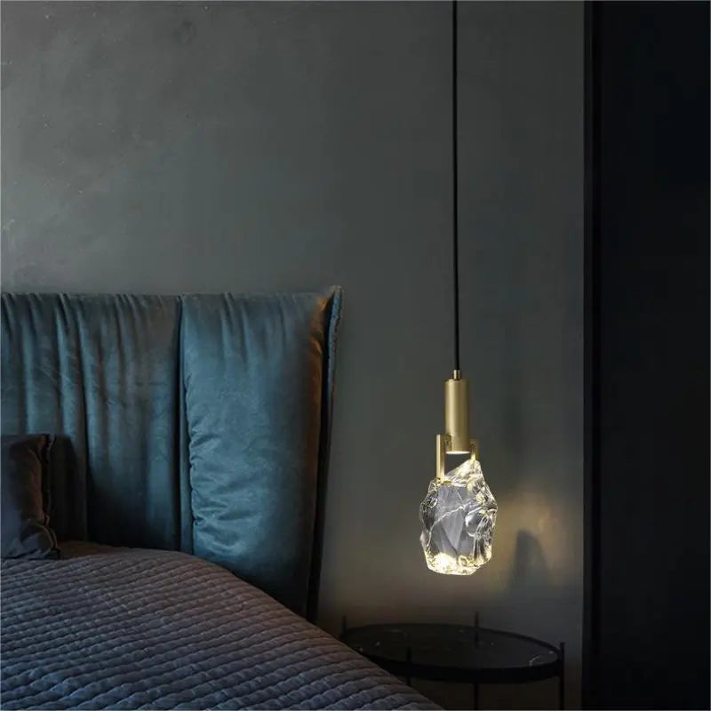 Lampe suspendue en cristal installée au-dessus d'une table