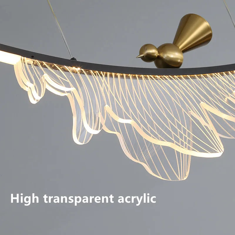 Suspension lumineuse contemporaine oiseau stylisé noir blanc doré plumes transparentes chambre salon