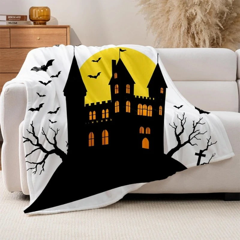 Couverture moelleuse et accueillante représentant un château hanté par des chauves-souris sous la lumière de la lune, parfaite pour créer une ambiance Halloween dans votre intérieur.