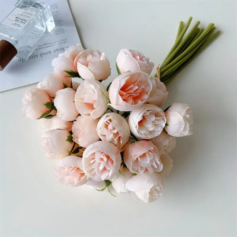 décoration intérieure moderne bouquet fleurs artificielles rose clair blanc violet