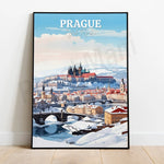 L'image montre une illustration colorée et détaillée de la ville historique de Prague, avec ses bâtiments emblématiques recouverts de neige en hiver, surplombant la rivière Vltava. Cette image capture la beauté pittoresque et l'atmosphère charmante de la capitale de la République tchèque.