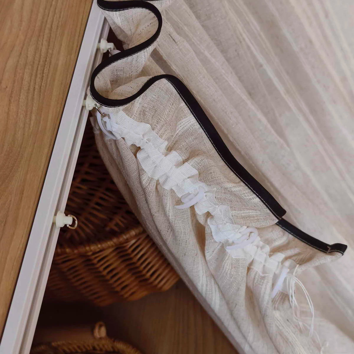 rideau plissé tulle transparent texture lin classique beige clair fenêtre opacité ruban noir decoration