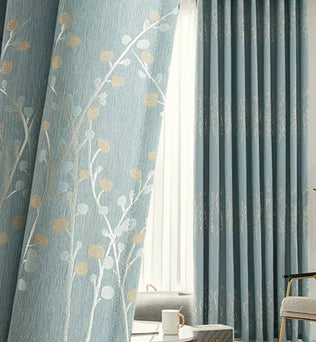 Des rideaux de design d'intérieur en textile bleu luxueux avec un motif floral, suspendus comme une solution de traitement de fenêtre dans un salon bien aménagé. La pièce contient également des éléments de décoration comme une lampe moderne, un pot de fleurs avec une belle plante d'intérieur sur un papier peint élégant. Une idée parfaite de revêtement de fenêtre pour améliorer l'esthétique de votre espace de vie.