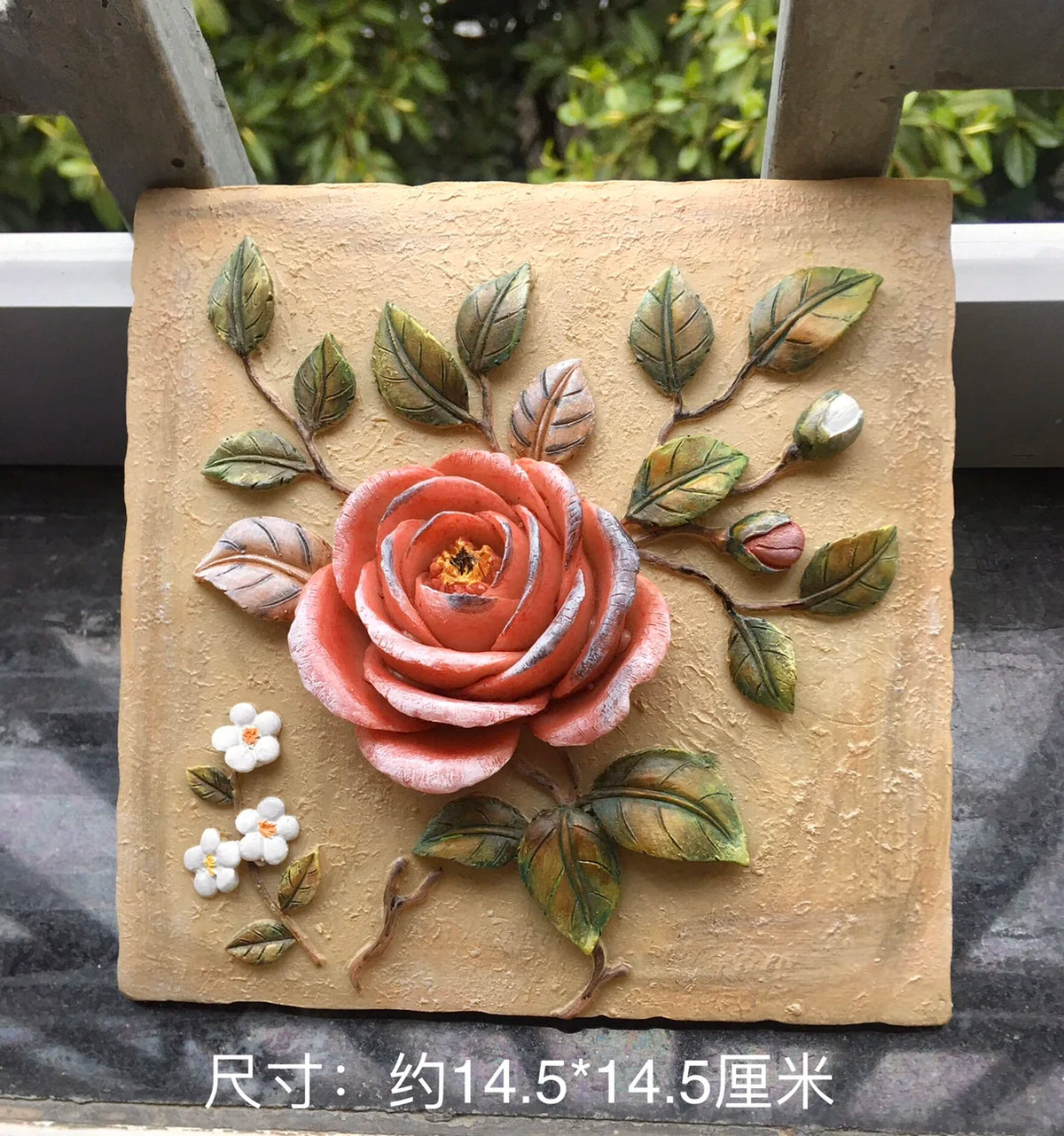 décoration murale plaque artisanale fleurs relief rose vert beige clips métalliquesintérieur chambre
