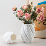 vase moderne plastique blanc rayures ondulées décoration intérieur salon mariage pièce