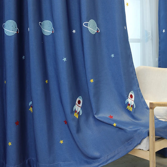 Rideau bleu pour chambre d'enfant, orné de motifs ludiques sur le thème de l'espace, avec planètes, fusées et étoiles. Ajout parfait pour une décoration de chambre d'enfant inspirée de l'univers spatial, favorisant l'imagination et la créativité. Idéal pour créer une ambiance amusante et stimulante.