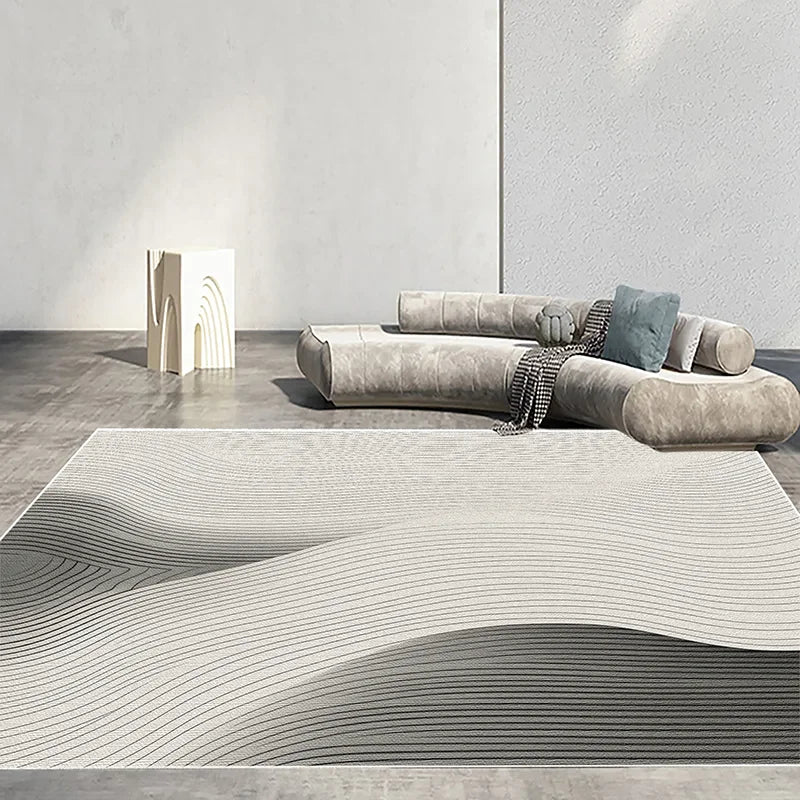 Le salon moderne présente un tapis ondulé gris et beige ainsi qu'un canapé confortable et décontracté avec des coussins de décoration.
