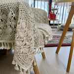 couverture tricotée boho chic beige clair motifs floraux pompons blancs trame rayée usage extérieur