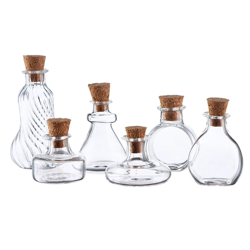 Mini vase en verre vert clair dans une cuisine de maison de poupée