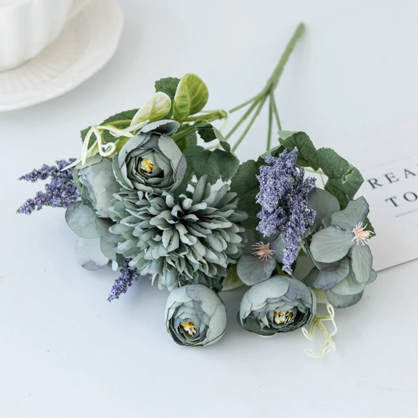décoration intérieure bouquet fleurs artificielles modernes variées couleurs violet orange rose gris élégantes