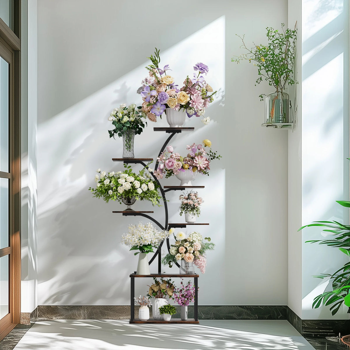 étagère plantes minimaliste niveaux structure métallique panneaux bois noir marron clairporte fleurs décoration maison
