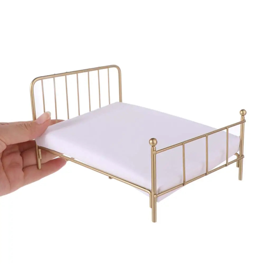 lit poupée rétro or blanc vintage fer forgé mini chambre 112 draps