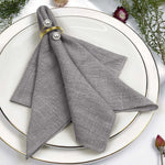 Des serviettes de table grises avec des perles ajoutent une touche élégante à la présentation.