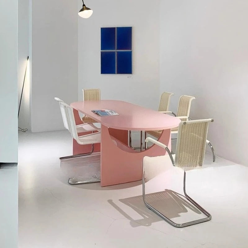 table ovale rose moderne chaises tressées meuble bas jaune tableaux bleus bol blanc lampe
