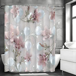 Rideau de douche rose avec un design floral, mettant en scène des fleurs coupées et des plantes d'intérieur. Les pétales de fleur rose se détachent sur le motif du rideau, tandis que des éléments de plomberie sont visibles en arrière-plan. Ce rideau ajoutera une touche de couleur et de nature à votre salle de bain.
