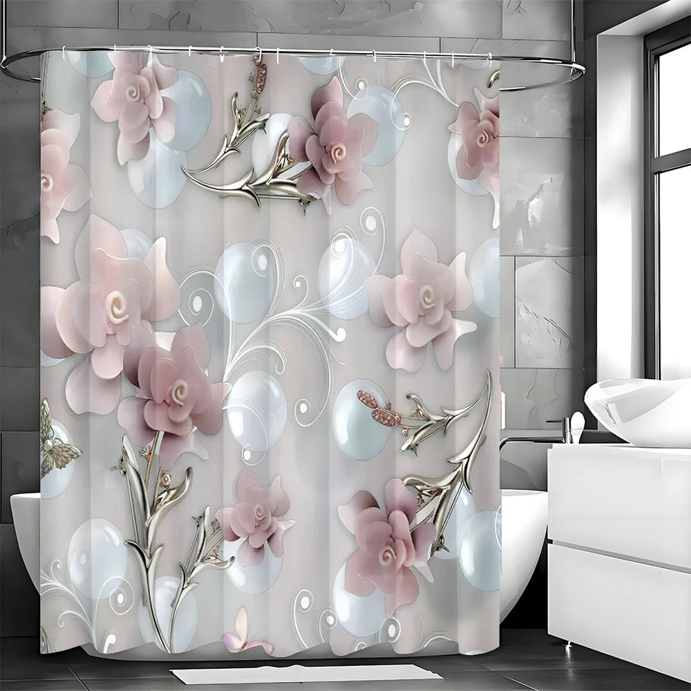 Rideau de douche rose avec un design floral, mettant en scène des fleurs coupées et des plantes d'intérieur. Les pétales de fleur rose se détachent sur le motif du rideau, tandis que des éléments de plomberie sont visibles en arrière-plan. Ce rideau ajoutera une touche de couleur et de nature à votre salle de bain.