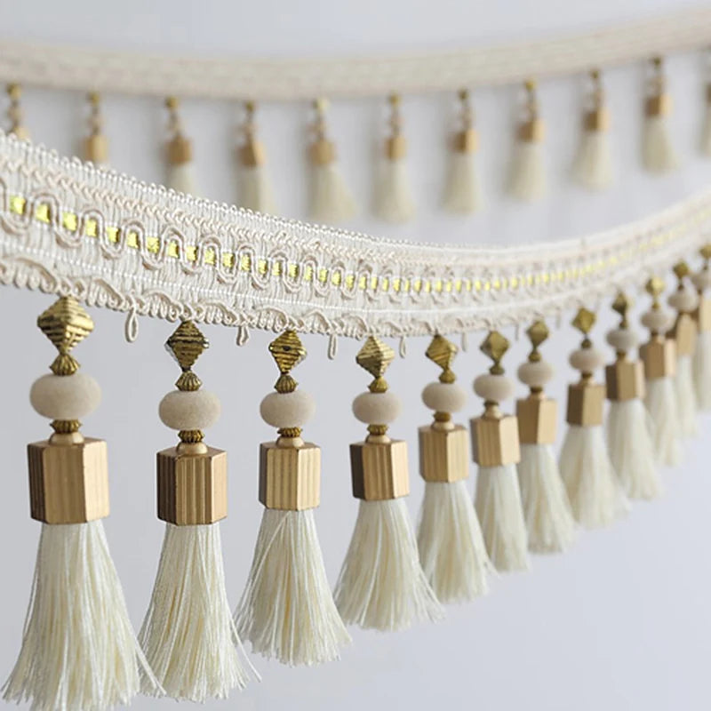franges dentelles bordures décoratives élégantes textiles maison vêtements blanc crème gris doré