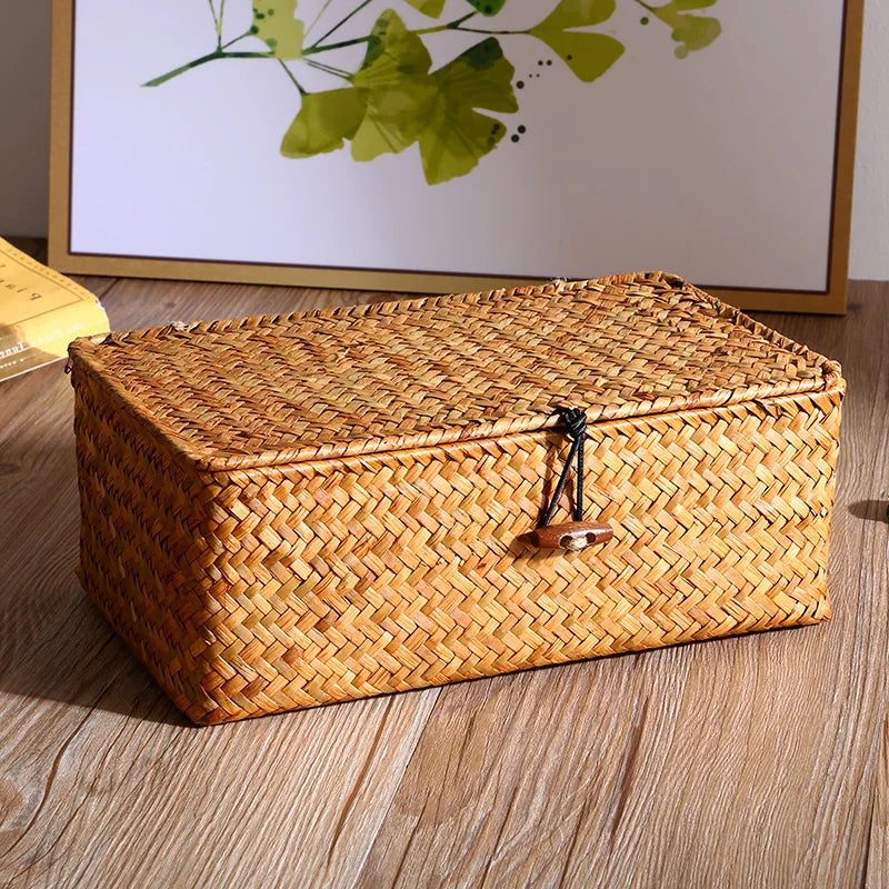 Panier de rangement en jonc de mer dans une chambre avec des vêtements