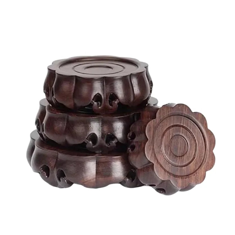 support décoration bois marron foncé texture naturelle gravure circulaire classique artisanal théière vase boule